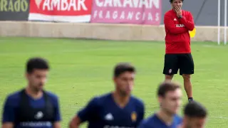 Imanol Idiakez supervisa en segundo plano el trabajo de sus jugadores.