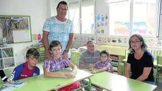 Judith Acín, con los tres alumnos, el director del CRA, Pablo Gracia, y otro docente, Prudencio Salcedo.