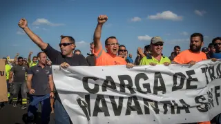 Los trabajadores de Navantia han cortado la carretera A-4, a su paso por San Fernando.
