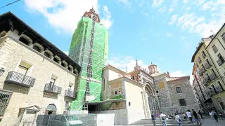 La torre de la Catedral, en la foto, lleva casi dos años cubierta por andamios.