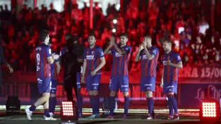 Los futbolistas del Huesca celebran en El Alcoraz el ascenso a Primera.
