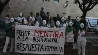 Concentración feminista celebrada a las puertas del Ayuntamiento