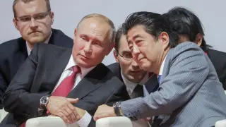 Vladimir Putin y Shinzo Abe durante un torneo internacional de judo.