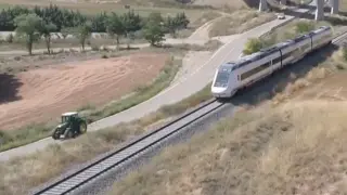 Imagen del vídeo de Teruel Exite: un tractor adelanta al tren en la línea Teruel-Zaragoza.s