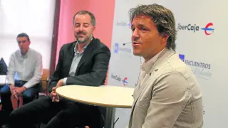 Josete Ortas (derecha), junto con Ángel Alonso (delegado de la agencia EFE en Aragón), en el desayuno informativo de este miércoles.