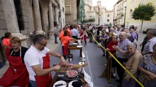 Grupos de cortadores, en la plaza del Ayuntamiento. El público fue invitado a comer jamón.
