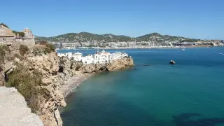 En estado grave un joven tras precipitarse desde un segundo piso de un hotel en Ibiza