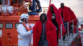 Llegada al puerto de Motril de los 38 supervivientes de una patera evacuada en abril hasta el Aeropuerto de Almería, tras el naufragio de otra de ellas, en la que perdieron la vida once personas.