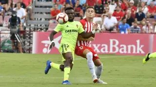 Igbekeme pugna por un balón durante el Almería-Real Zaragoza del domingo.