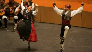 Una pareja baila durante el Certamen de Jota de las Fiestas del Pilar