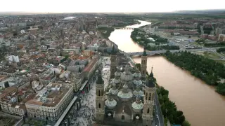 Vista aérea de la Basílica del Pilar, sus alrededores y el río Ebro a su paso