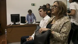 La pareja acusada de estafar al anciano, durante el juicio celebrado en la Audiencia de Zaragoza.