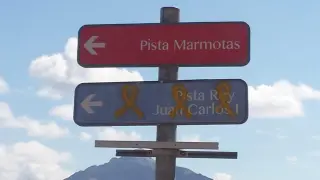 Los tres lazos amarillos han sido pintados sobre el cartel indicativo de la pista rey Juan Carlos I