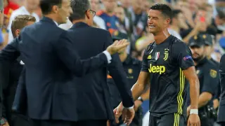 Cristiano Ronaldo abandona el terreno de juego entre lágrimas.