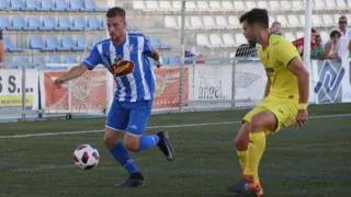 Ramón intenta la entrada por la banda ante un jugador del Villarreal