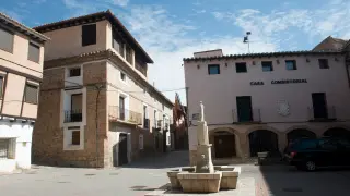 La plaza de Gea de Albarracín con la fuente de San Bernardo y el Ayuntamiento