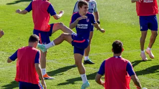 El francés Antoine Griezmann durante el entrenamiento que ha completado este lunes el Atlético de Madrid en Majadahonda.