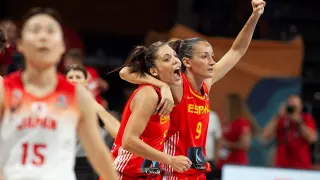 Cristina Ouviña y Laia Palau celebran el triunfo ante Japón.