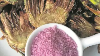 Pétalos de sal de garnacha centenaria con alcachofas.