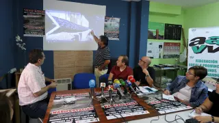 Representantes de Teruel Existe, Federación de Vecinos y Plataforma en Defensa del Ferrocarril muestran el vídeo.