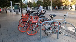Los aparcabicis del centro amanecieron ocupados por bicicletas Mobike.