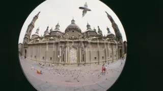 La basílica del Pilar de Zaragoza con un objetivo de ojo de pez.