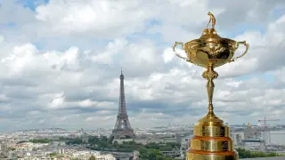 Trofeo de la Ryder Cup con la Torre Eiffel al fondo.