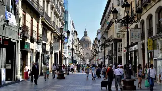 Calle de Alfonso I, una de las más frecuentadas por los turistas en Zaragoza.