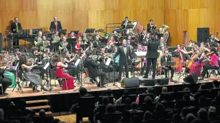 La Orquesta Reino de Aragón y Santiago Auserón, en 'Vagamundo', el pasado mes de abril en el Auditorio de Zaragoza.