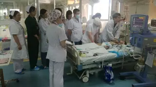 Médicos y enfermeras realizando compresiones torácicas sobre el niño