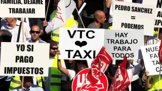 Cientos de conductores de VTC protestan por el nuevo decreto en Madrid.