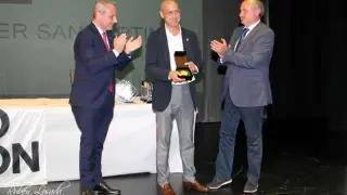 Mainer recibe en junio pasado la insignia de oro del balonmano español de manos de Paco Blázquez y Juan Caamaño