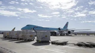 Un avión de carga preparado para su destino, en el aeropuerto de Zaragoza.