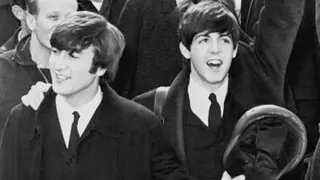 Paul McCartney junto a John Lennon.