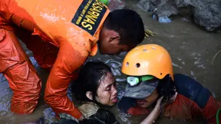 Los equipos de rescate empezaron hoy a sacar supervivientes de entre los escombros del interior del Hotel Roa Roa de Palu.