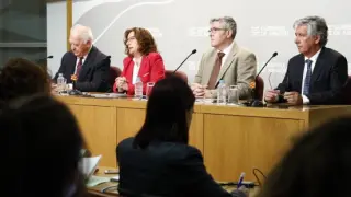 Francisco Javier Iriarte, María Victoria Broto, Joaquín Santos y Javier Marión hoy en rueda de prensa.