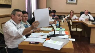 Pleno del Ayuntamiento de Alcañiz con Joaquín Galindo en primer término.