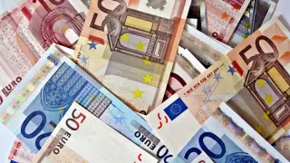Encuentran un millón de euros oculto en dos maletas en El Prat