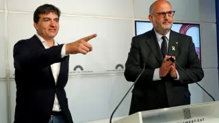 El portavoz de ERC, Sergi Sabrià, y el de JxCat, Eduard Pujol, explicando el acuerdo.