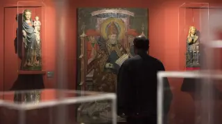 En el centro de la imagen, un retrato de Benedicto XIII  actualmente en fase de estudio y restauración.