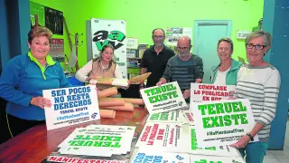 Voluntarios de Teruel Existe y la Federación de Vecinos preparaban esta semana los carteles para la manifestación.