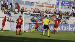 Fútbol. Segunda B- Alcoyano vs. Teruel. En la imagen el tanto del jugador del Teruel, Leira.