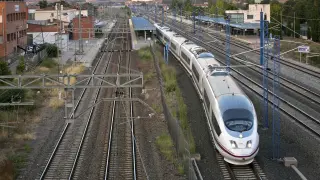 Un tren de alta velocidad, saliendo de la estación de Calatayud en dirección a Puerta de Atocha, en Madrid.