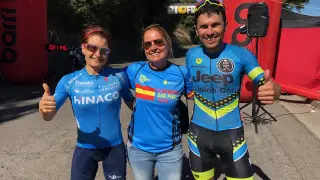 Laura Fillat y Diego Tamayo con la viuda Pilar Formento, tras finalizar la carrera en Barbastro.