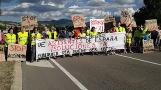 Concentración de los vecinos de Aurín para pedir un cruce más seguro el pasado 22 de julio.