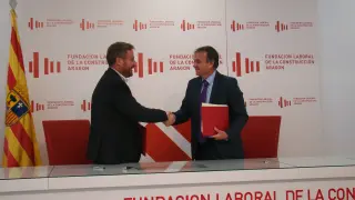 El gerente de la Fundación Laboral de la Construcción, Vicente Lafuente, firma un convenio de colaboración con el consejero de Ordenación del Territorio, Jose Luis Soro