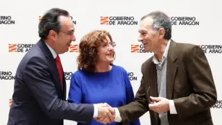 Ignacio Montaner, Mariví Broto y Víctor Viñuales, este lunes, tras la firma del convenio.