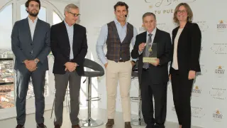 Entre de la placa conmemorativa de Ferrero Rocher a Ángel Gracia. A su lado, el presentador Jesús Vázquez.