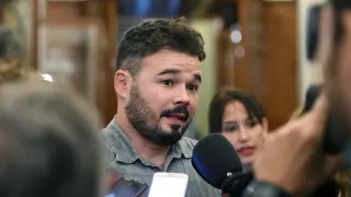Gabriel Rufián atendiendo a los medios en imagen de archivo.