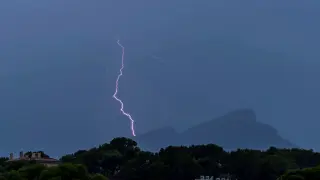 Un rayo cae sobre la isla de Dragonera, durante las tormentas de Mallorca.